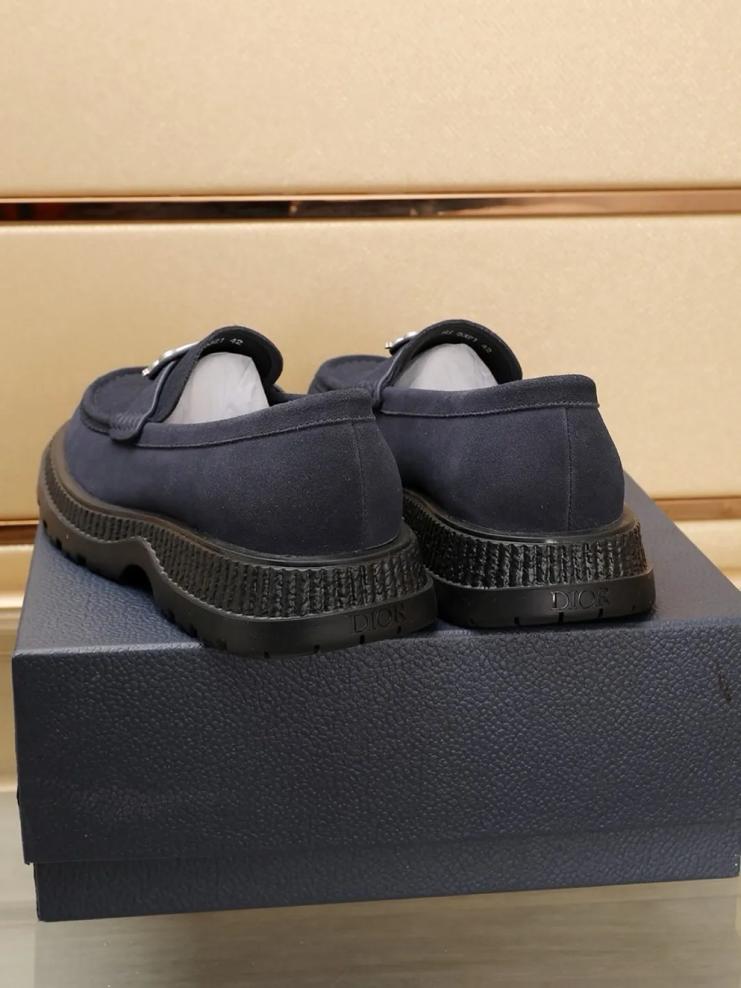 Factory P500💰dior 🆕Men's classic loafers, which combine classic shoe styles with retro California style. Slipper style design, easy to put on and take off. Crafted from top-grain cowhide leather, they feature a rubber lugged sole and the DIO* AND SHAWN signature in brass and enamel. Wear it with casual clothing or a suit. Size: 38-44 (45.46 customized